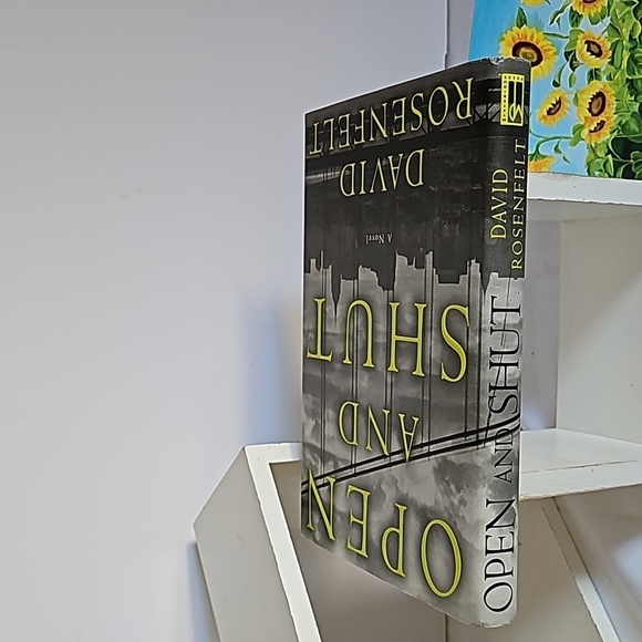 Open and shut a novel of David Rosenfelt Home Accent Cofffe table book - Picture 5 of 12